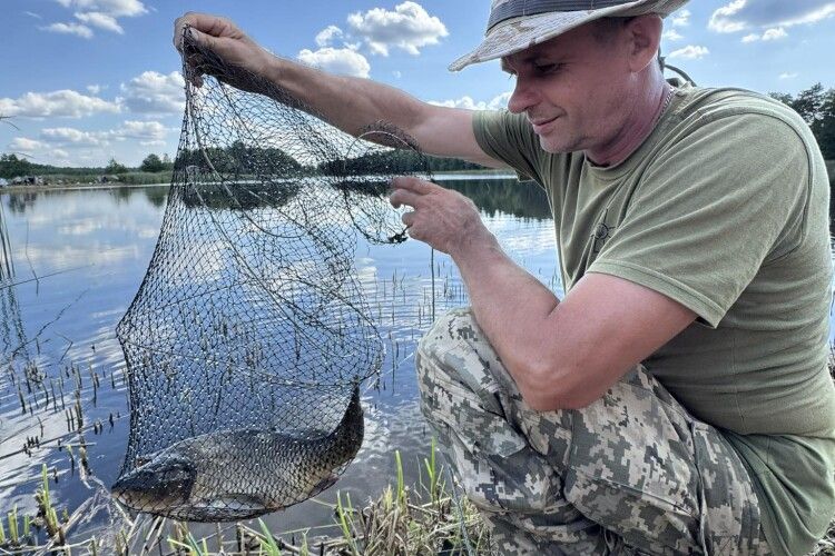 На риболовному турнірі у селі на Волині захисники впіймали коропа вагою майже 2 кг
