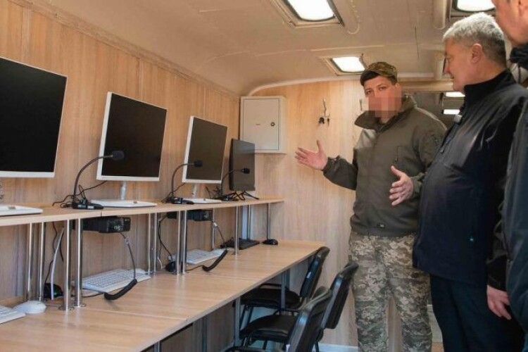 Герої оборони Херсона і Миколаєва: Порошенко показав новий командний пункт, який бійці ППО обладнали спільно з волонтерами
