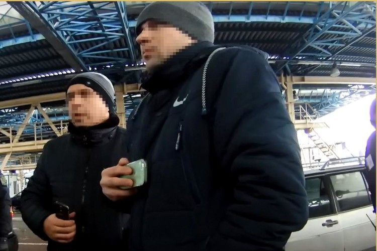 На пункті переходу чоловіки знімали несанкціоноване відео (Фото)