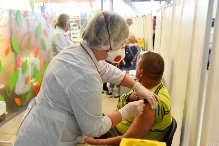 15 регіонів у «червоній» зоні: українці масово ринули в центри вакцинації