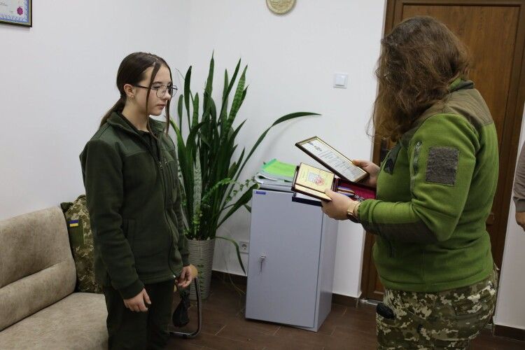 У громаді на Волині донечці полеглого Героя вручили батькові відзнаки