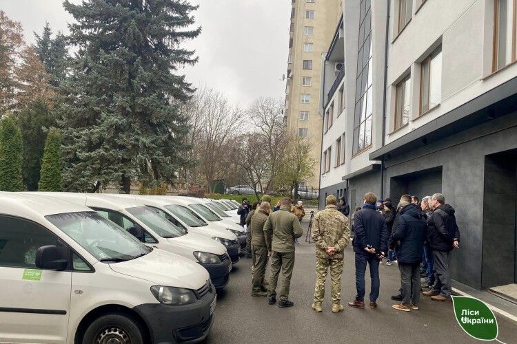 Волинські лісівники передали військовим 12 автомобілів, які доставили в Україну латвійські волонтери