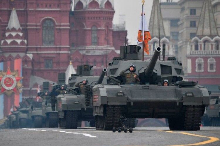 Британська розвідка з'ясувала, чому росіяни відмовилися від використання нових танків Т-14 «Армата»