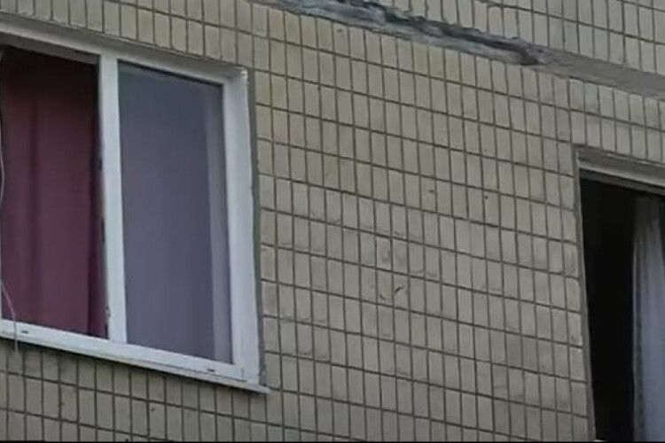 Зачинила у квартирі і пішла на гульки: малюк ледь не випав з вікна багатоповерхівки (Відео)