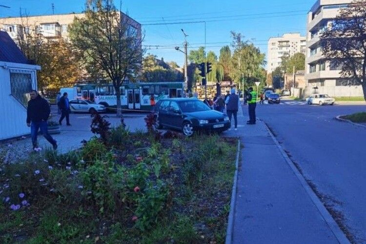 У Луцьку авто влетіло на зупинку і збило хлопця