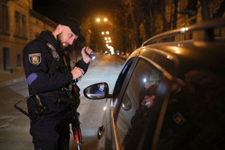 Замість паляниці: в Україні запрацював додаток для перевірки підозрілих осіб