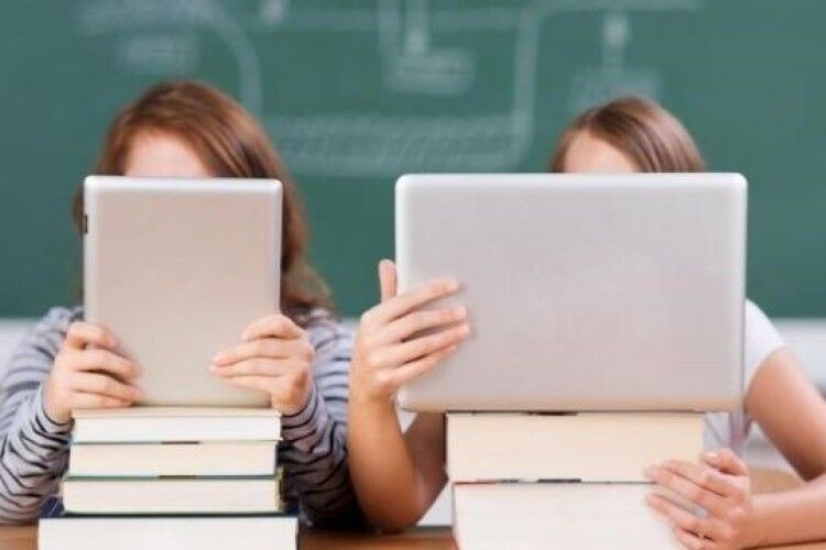 Школа в умовах війни: як планують продовжити навчання в Україні та за кордоном