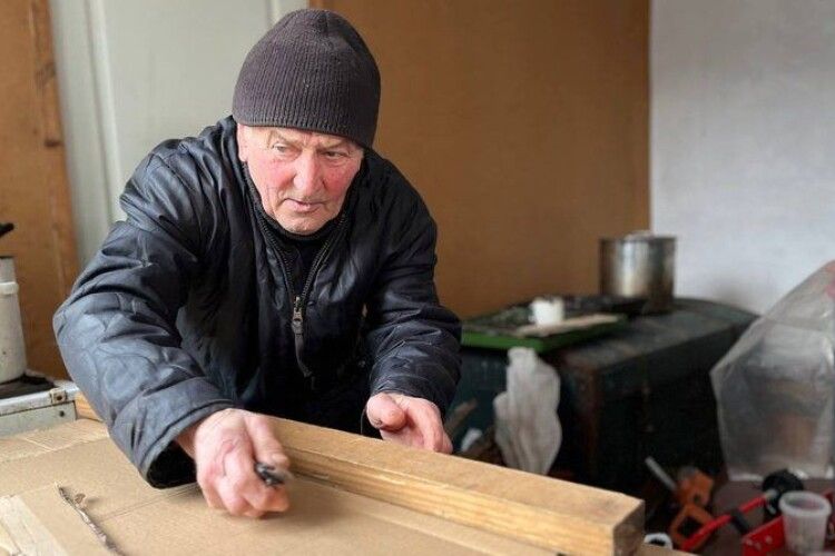 85-річний волонтер з Волині власноруч зробив понад тисячу окопних свічок (Відео)