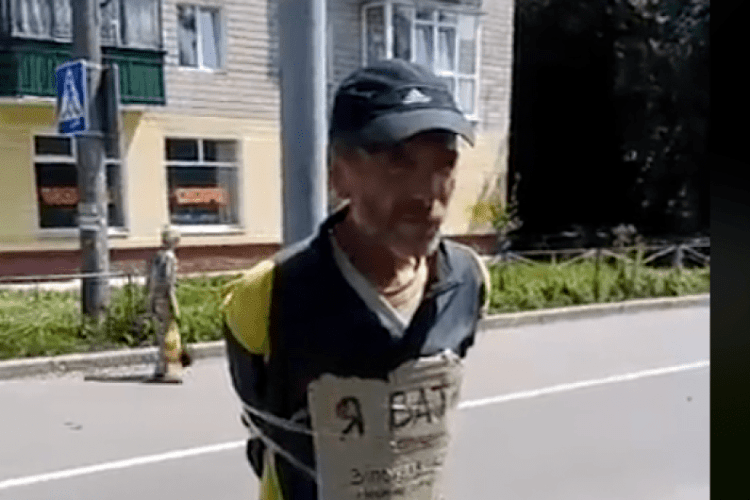 У Чернігові чоловік попросив прив'язати його до стовпа і прикріпити до грудей табличку «Я ватник» 