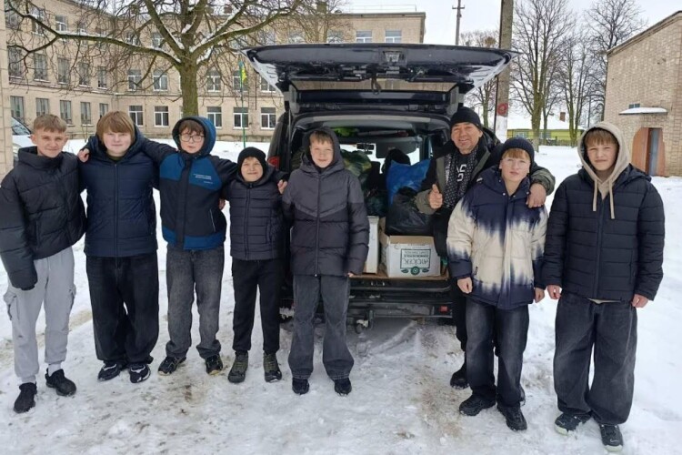 Команда вчителя з Волині Романа Франчука виготовила і передала на фронт вже 26 тисяч окопних свічок!