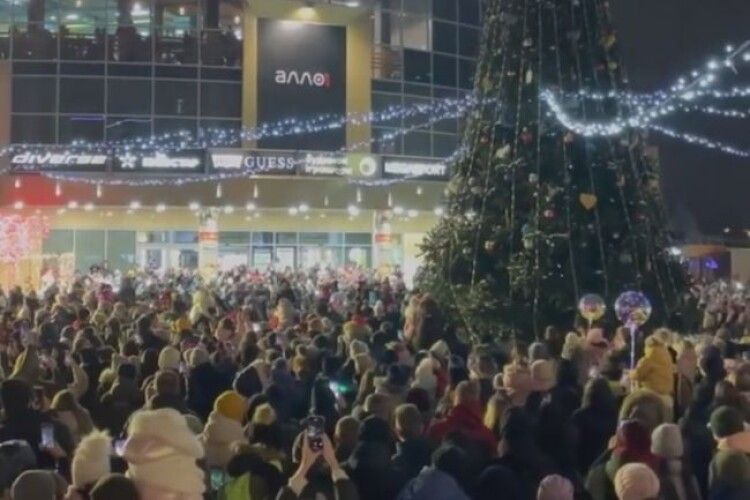 У центрі Рівного засвітили новорічну ялинку (Відео)