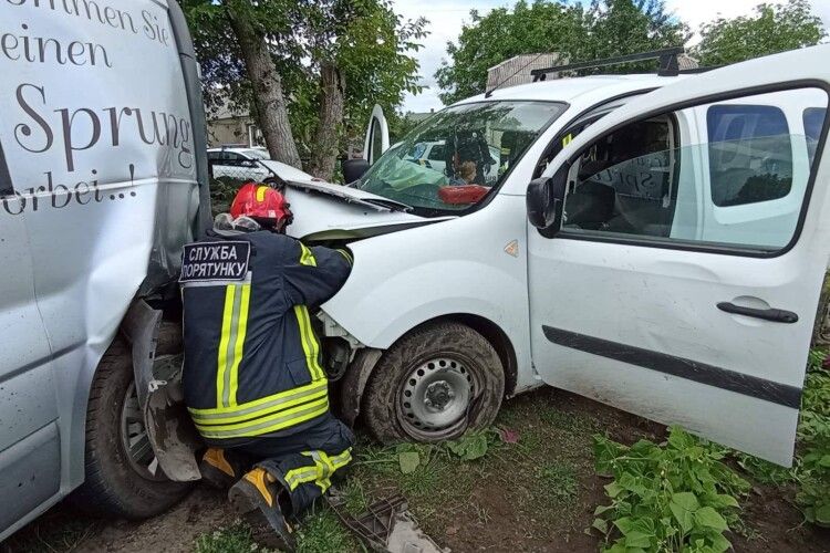 У Володимирі рятувальники надали допомогу жінці, яка потрапила в автопригоду