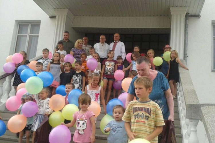 Маленькі лучани отримали у подарунок шкільне приладдя 