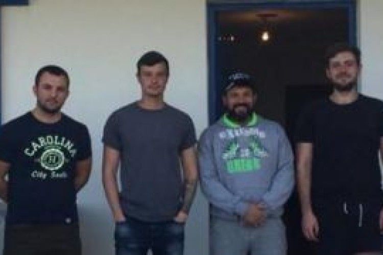 Греція відпустила додому 12 українських моряків, яких підозрювали у контрабанді зброї 