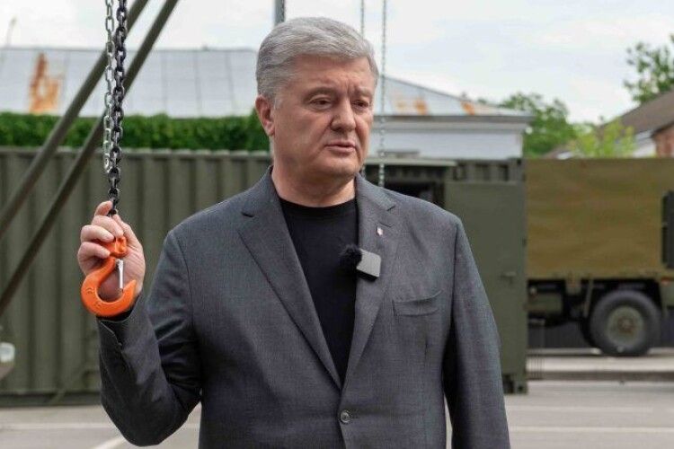 Порошенко везе десантникам на східний фронт майстерні для ремонту військової техніки