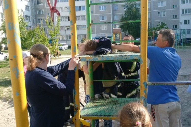 Довелося викликати рятувальників: у Вараші дитина застрягла в драбині