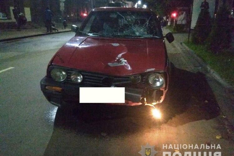 У Костополі 32-річний чоловік надудлився, всівся посеред ночі за кермо «Фольксвагена» і наїхав на чотирьох перехожих