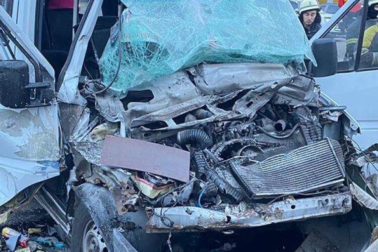 Маршрутка влетіла у вантажівку, є постраждалі  