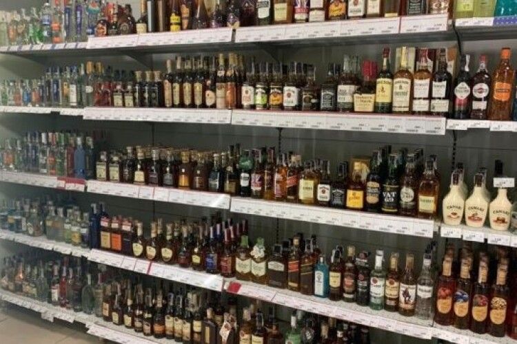 За рік в Україні подорожчали алкоголь та тютюн