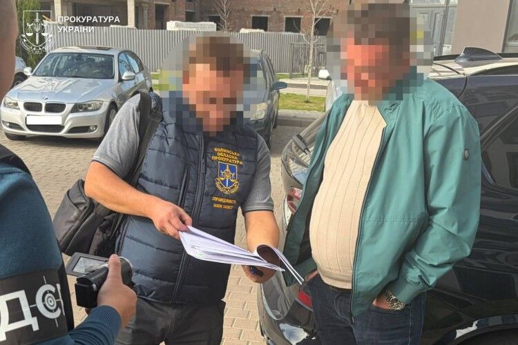 20 тисяч доларів за списану смерть: на Волині викрито посадовця Держпраці