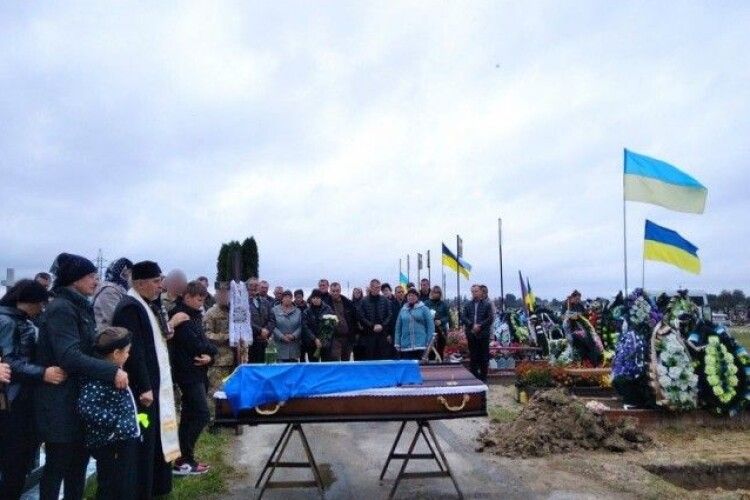 Сотні волинян наколішки прощалися із харків'янином, який героїчно поліг за Україну (Фото)