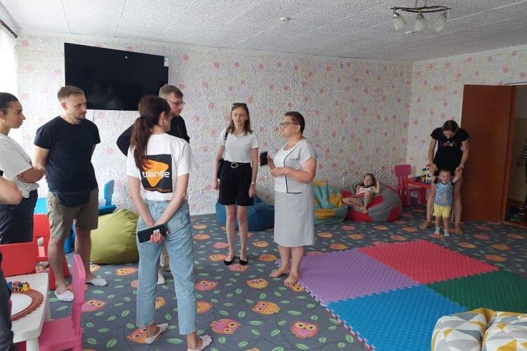 Добродії облаштували дитячий простір для переселенців в Нововолинську