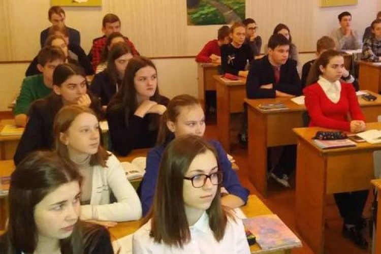 Прокурор у Нововолинську розповіла дев'ятикласникам про відповідальність за вчинення злочинів