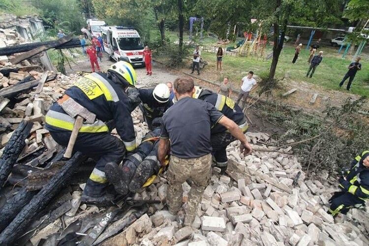 У Дніпрі під час гасіння пожежі після обвалу даху постраждали троє рятувальників