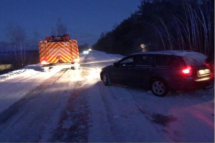 На Волині визволяли автомобіль із снігового замету 