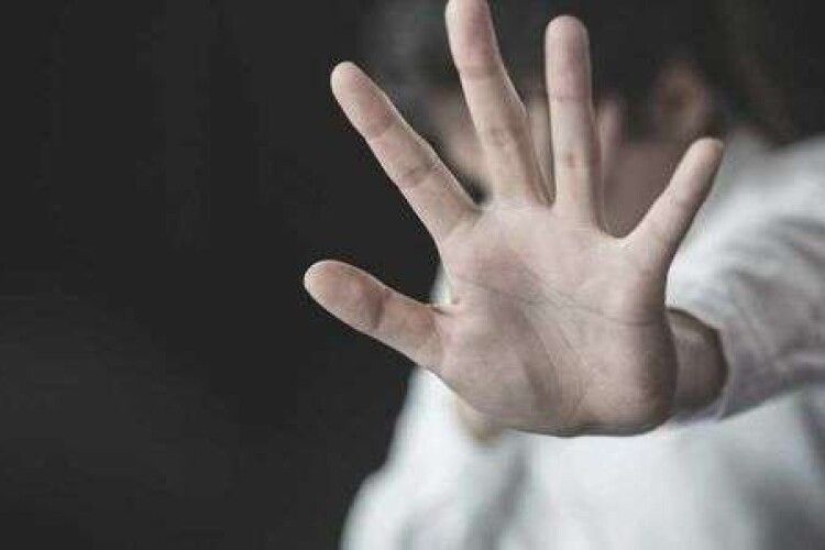 Волинянин неодноразово ґвалтував свою 13-річну доньку
