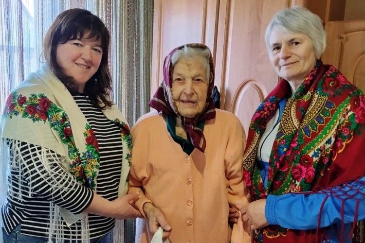 У громаді на Волині вітали 91-річну іменинницю
