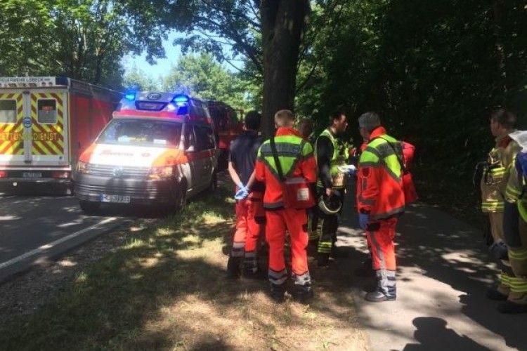 У Німеччині чоловік накинувся з ножем на пасажирів у переповненому автобусі