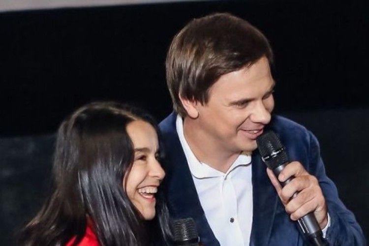 Життєрадісна «Рабиня Ізаура» заспівала з Комаровим «Червону руту» у Харкові 