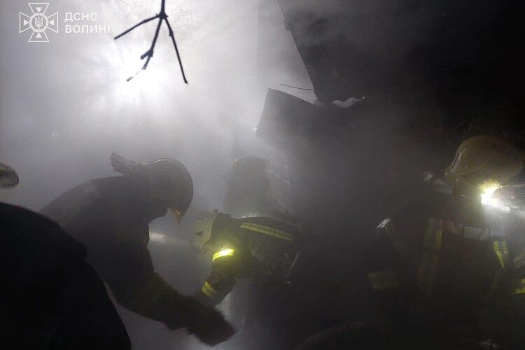 У Луцькому районі через необережне куріння горіла господарча будівля