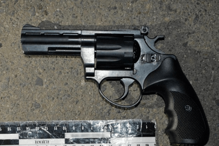 У Ковелі чоловік погрожував водієві авто револьвером