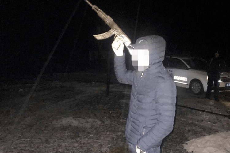 На Рівненщині поліцейські знайшли молодика, який стріляв із... дерев'яного автомата