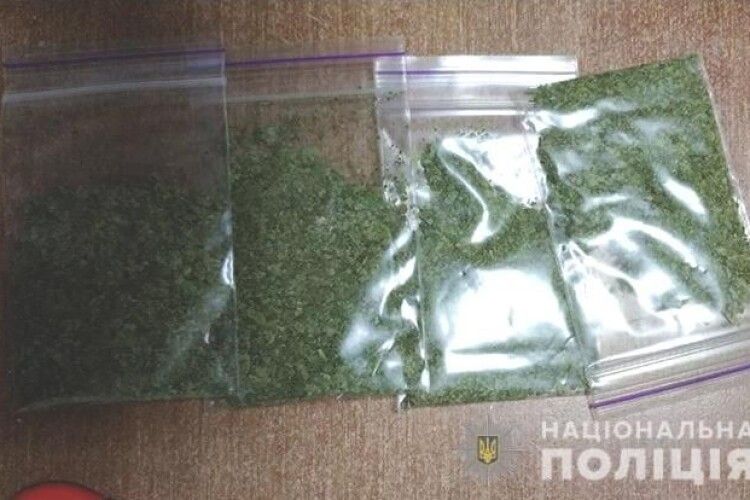 У Любешові злапали молодика з чотирма пакунками марихуани