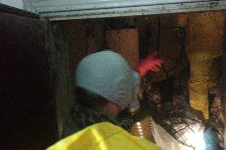 У заваленій сміттям квартирі знайшли мертву людину