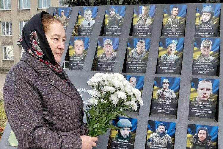 Волинянка створила книгу про сина-Героя та 14 його побратимів, що полягли в одному бою