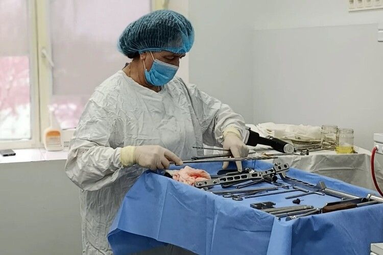 Послизнувся та впав: волинські травматологи врятували чоловіка після складного перелому стегна