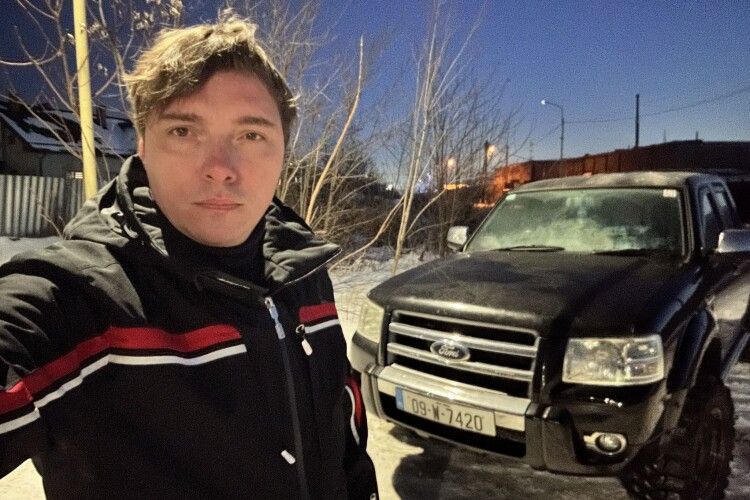 Відомий український письменник подарував для ЗСУ 415-ту автівку і... мобілізувався