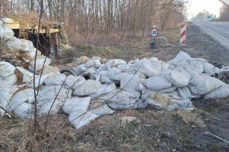 У Луцькому районі прибрали недіючий блокпост та демонтували занедбані конструкції