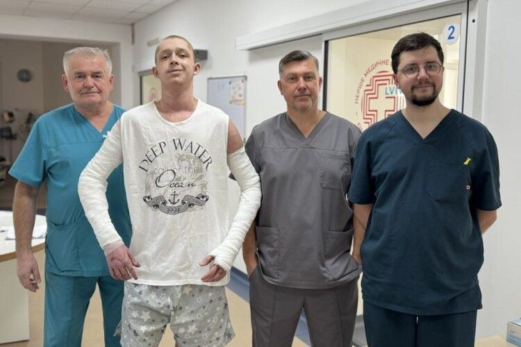 На Львівщині команда лікарів врятувала юнака, який спалахнув від цигарки