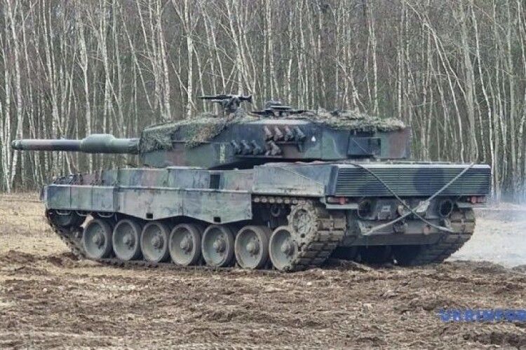 По 12 годин на день: українські танкісти уже тренуються в Польщі на Leopard 2 (Відео)