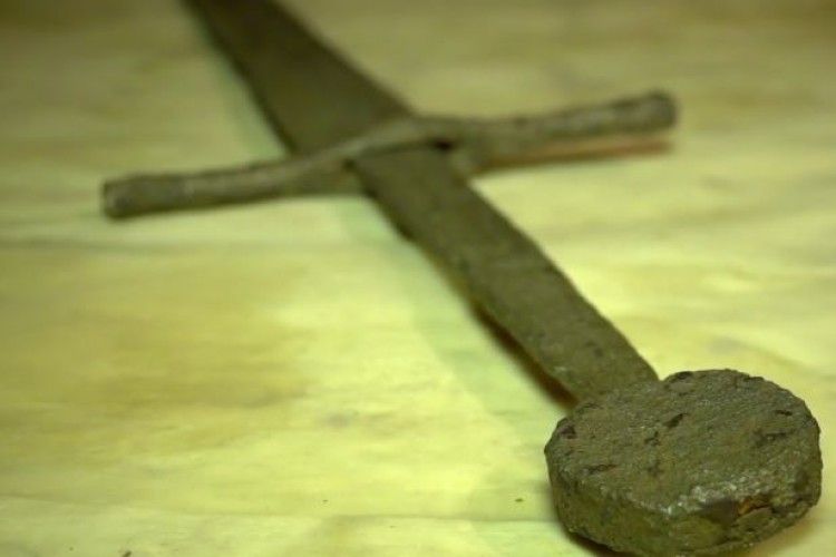 Будівельники знайшли меч воїна-хрестоносця під час ремонтних робіт