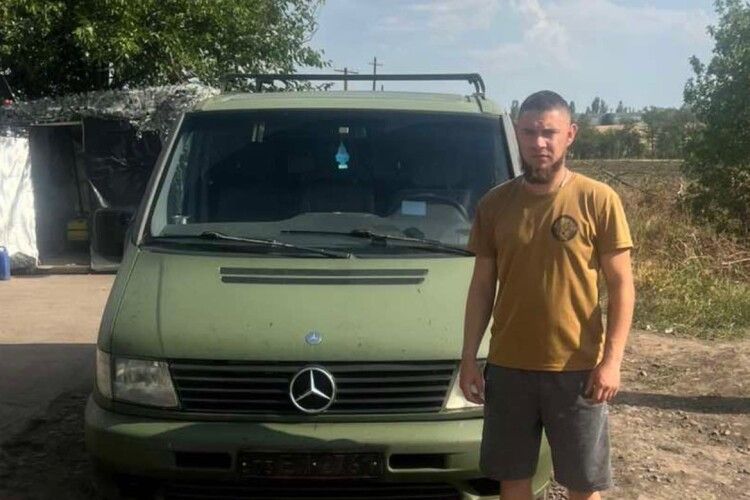 Волинська громада передала своєму земляку на фронт бус