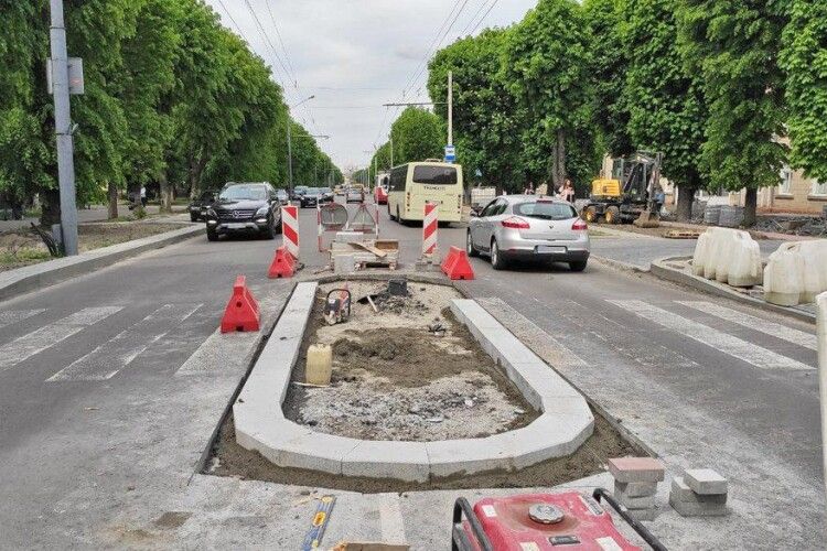На центральному проспекті Луцька облаштовують вісім «острівців безпеки»