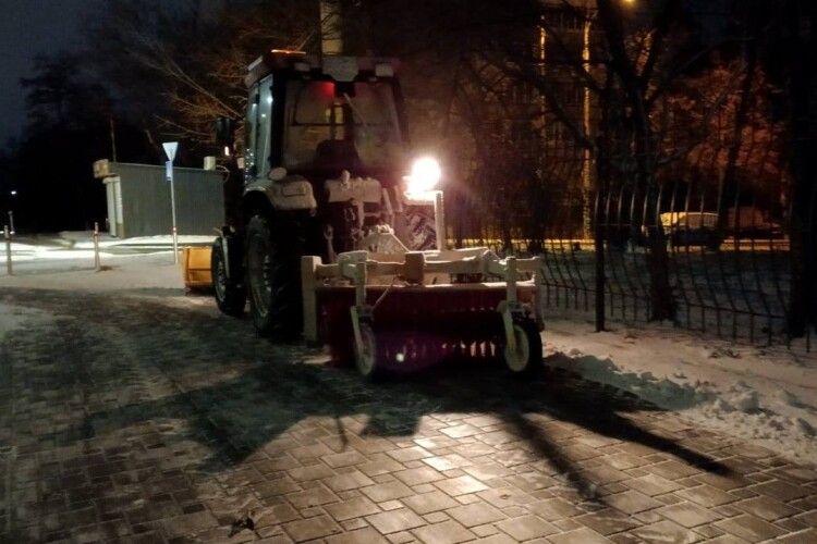 У Володимирському районі відбулася нічна боротьба зі снігопадом