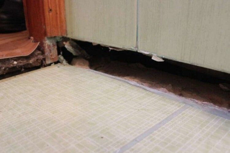 У Луцьку в багатоквартирному будинку провалилась підлога