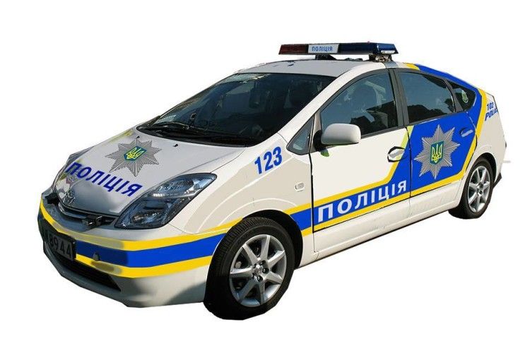Вантажівка атакувала автомобіль патрульних